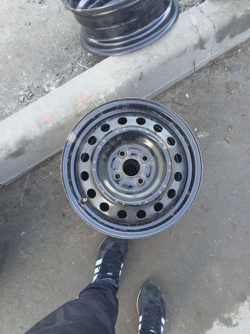 Продам зимнюю резину r15 и штампы от Соляриса - Авто в Воронеж